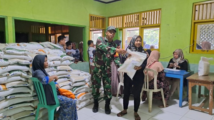Serentak Personel Posramil Pagedongan Turun Langsung Penyaluran Bantuan Pangan Ke Desa-Desa