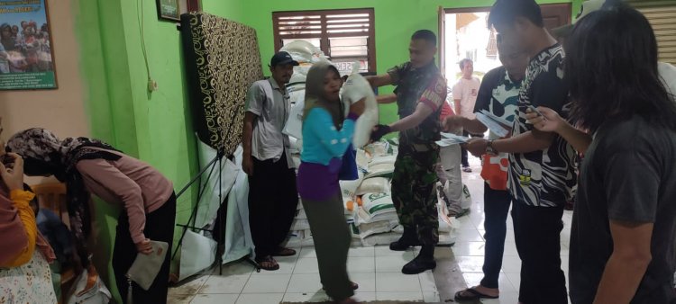 Babinsa Koramil 01 Posramil Pagedongan Bersama Bhabinkamtibmas Dampingi Penyaluran Bantuan Pangan Berupa Beras 