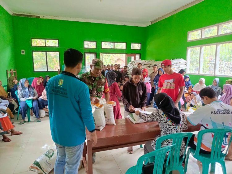 Babinsa Desa Pesangkalan Melaksanakan Pendampingan Pendistribusian Beras