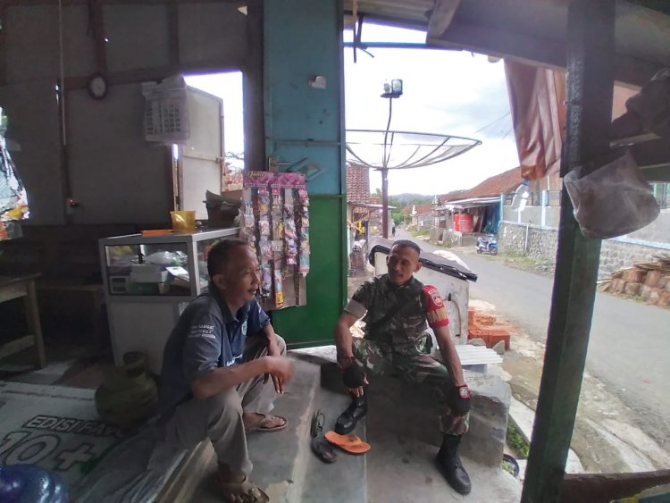 Guna Jalin Silaturahmi Dan Kedekatan Babinsa Melaksanakan Komsos Di Desa Binaan