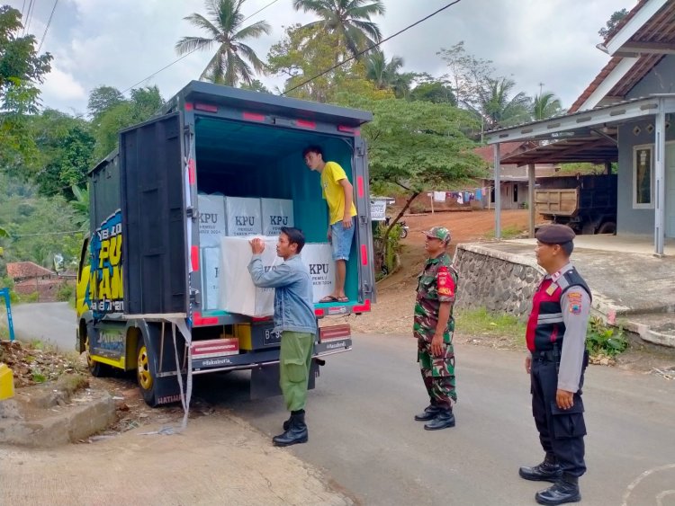 Pastikan Aman dan Lancar, Babinsa Kawal Pendistribusian Logistik Ke Desa-desa di Kecamatan Pagedongan