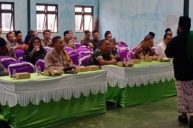 Danposramil Pagedongan Bersama Kapolsek Hadiri Pelaksanaan Pelantikan PPDI Di Desa Kebutuhjurang