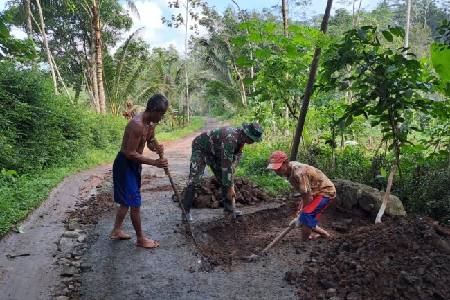 Wujud Nyata Hadirnya Komando Kewilayahan (Anggota Posramil) Yang Ada Di Kecamatan Pagedongan