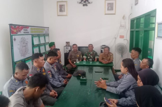 Persiapan Jelang Jambore Satlinmas Tingkat Kabupaten, Camat Pagedongan dan Danposramil Beri Pengarahan dan Semangat Kepada Linmas 