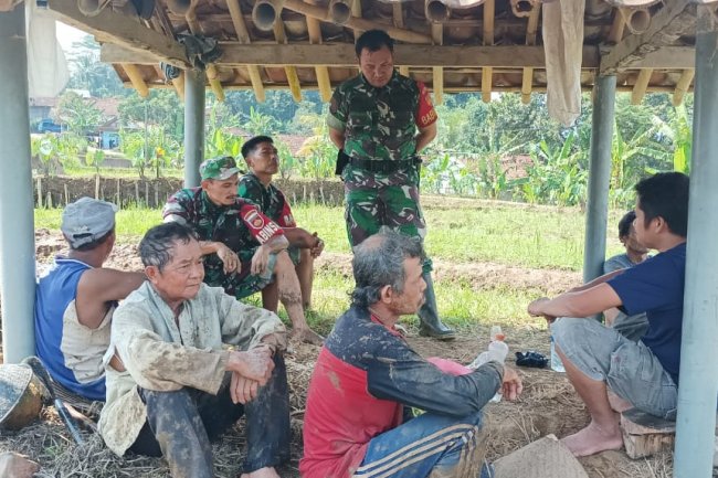 Dukung Program Pemerintah Swasembada Pangan, Babinsa Berikan Motivasi Kepada Petani