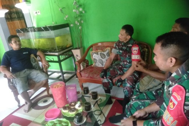 Babinsa Komsos dengan Ketua Kelompok Tani