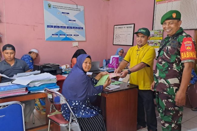 Yakinkan Bantuan Berjalan Aman dan Tertib, Babinsa Hadiri Pembagian BLT DD di Desa Binaan