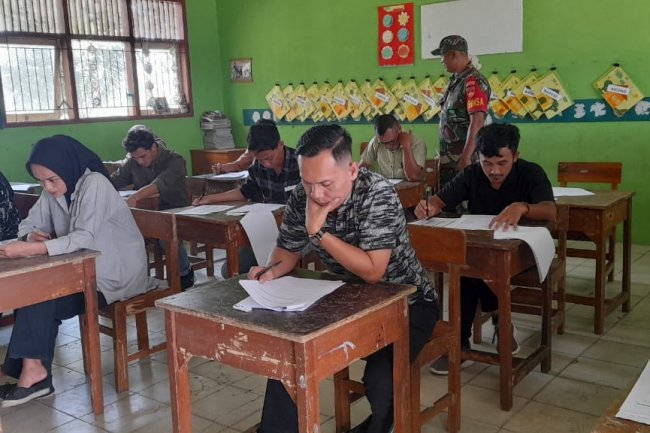 Sebanyak 43 Orang Calon PPS Jalani Tes Tertulis, Babinsa Melaksanakan Pengamanan dan Pemantauan