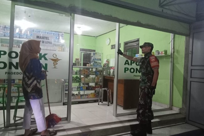 Babinsa Laksanakan Patroli Malam Sekaligus Komsos