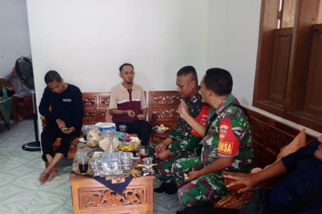 Pererat Tali Silaturahmi, Babinsa Melaksanakan Komsos Dengan Perangkat