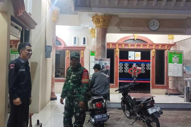 Yakinkan Wilayah Aman, Babinsa Laksanakan Patroli Malam