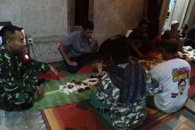 Makan Bersama Sambil Ngobrol Santai, Babinsa Sekalian Komsos