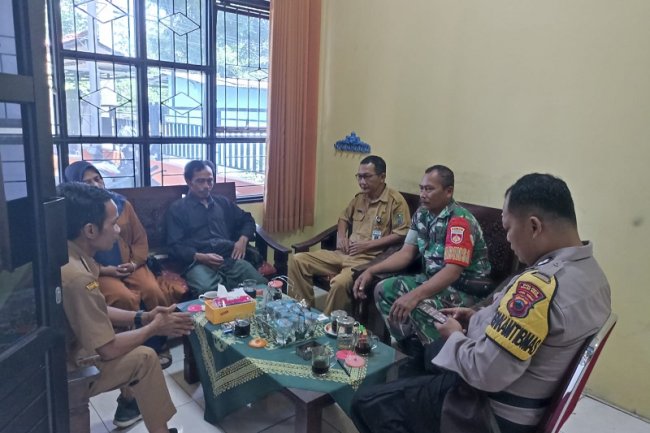 Babinsa Koramil 01 Banjarnegara Laksanakan Komsos Sebagai Sarana Penggalangan Masyarakat Serta Terpeliharanya Hubungan Baik Dengan Mitra Karib