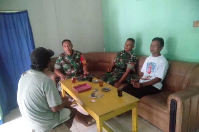Pererat Tali Silaturahmi Dengan Masyarakat, Babinsa Laksanakan Komsos Diwilayah Binaan