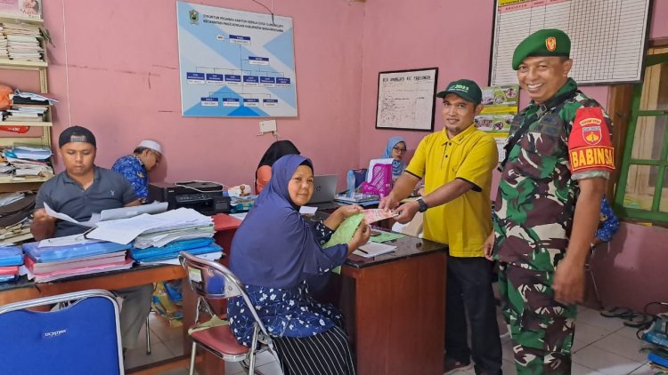 Yakinkan Bantuan Berjalan Aman dan Tertib, Babinsa Hadiri Pembagian BLT DD di Desa Binaan