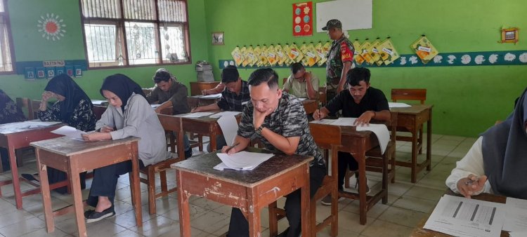 Sebanyak 43 Orang Calon PPS Jalani Tes Tertulis, Babinsa Melaksanakan Pengamanan dan Pemantauan