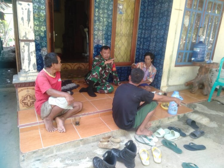 Jalin Silaturahmi, Babinsa Komsos Dengan Warga