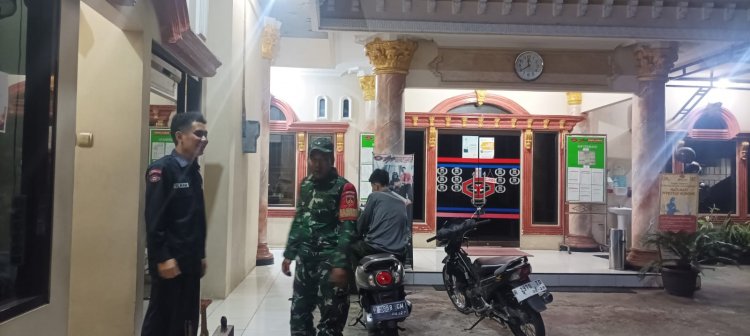 Yakinkan Wilayah Aman, Babinsa Laksanakan Patroli Malam