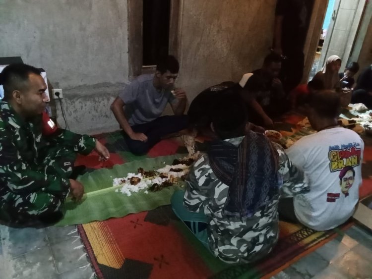 Makan Bersama Sambil Ngobrol Santai, Babinsa Sekalian Komsos