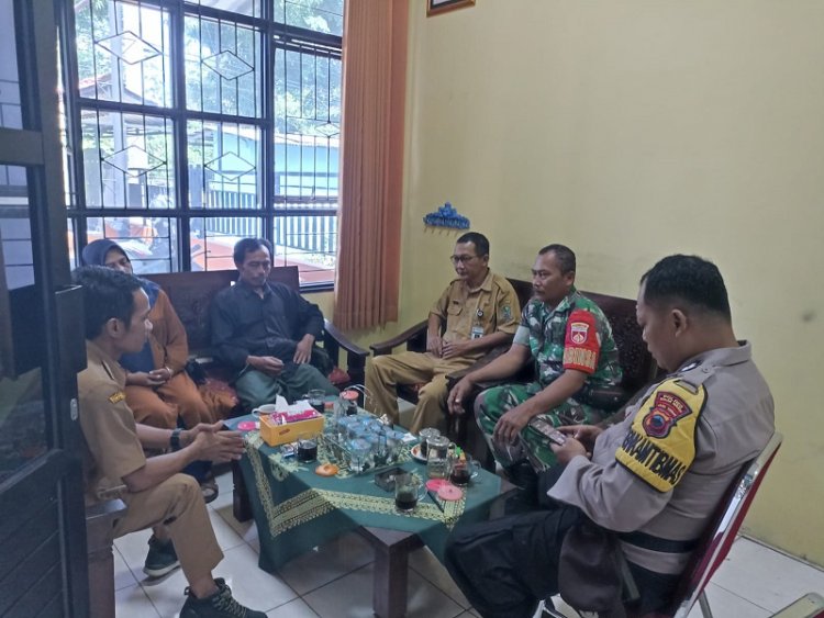 Babinsa Koramil 01 Banjarnegara Laksanakan Komsos Sebagai Sarana Penggalangan Masyarakat Serta Terpeliharanya Hubungan Baik Dengan Mitra Karib