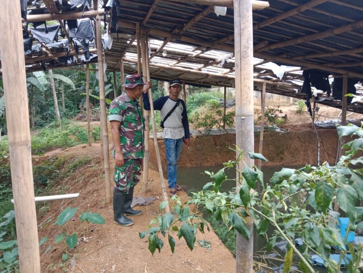 Menjalin Hubungan Baik, Babinsa Laksanakan Komsos Dengan Warga.