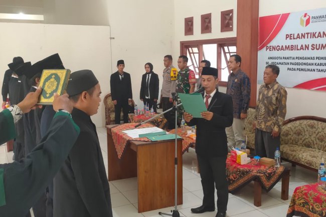 Babinsa Hadiri Undangan Pelantikan & Pengambilan Sumpah/Janji Panwas Pemilu Desa Pada Pemilukada Th 2024