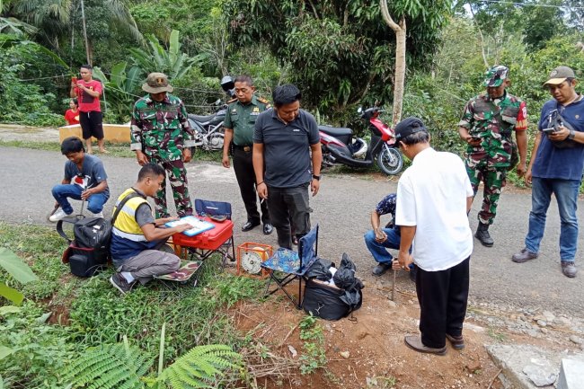 Petugas BBWSO (Balai Besar Wilayah Serayu Opak) Yogyakarta Melaksanakan Pengecekan/Verifikasi Geolistrik di Desa Lebakwangi, Babinsa hadir Laksanakan Pendampingan