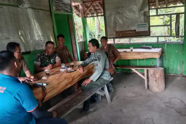 Babinsa Komos Dengan Petugas Perhutani di Watubelah