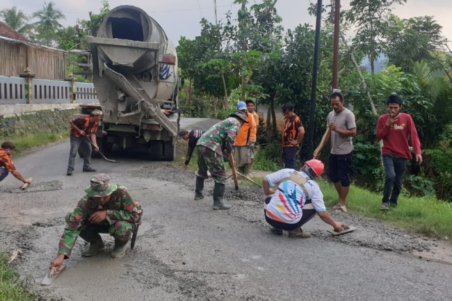 Penambalan Jalan Desa, Babinsa Ikut Kerja Bakti Bersama Warga 