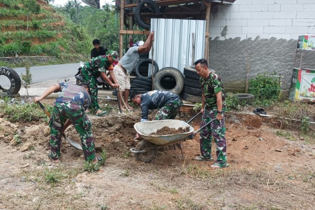 Danramil Pimpin Kerja Bakti Perbaikan Lapangan Volly