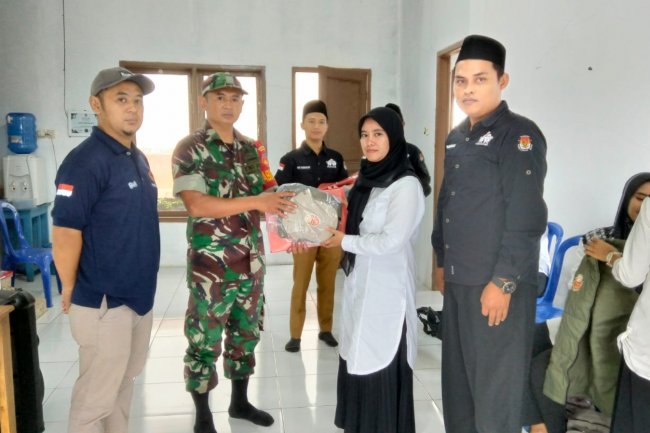 Turut Sukseskan Pemilukada Serentak, Babinsa Hadiri Pelantikan Pantarlih Tersebar di Wilayah Binaan