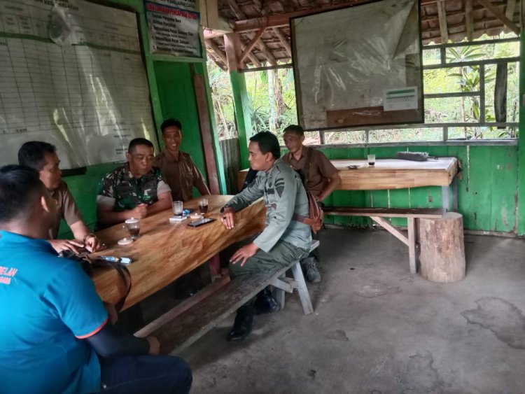 Babinsa Komos Dengan Petugas Perhutani di Watubelah