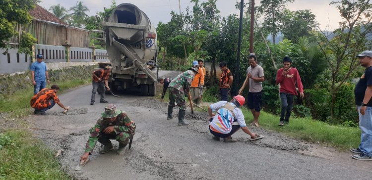 Penambalan Jalan Desa, Babinsa Ikut Kerja Bakti Bersama Warga 