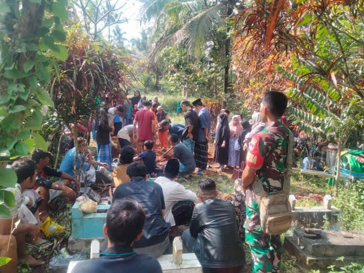 Wujud Bela Sungkawa, Babinsa Hadiri Pemakaman Perangkat Desa
