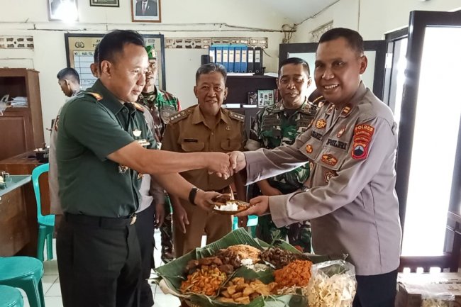 HUT Bhayangkara ke-78, Danramil 01/Banjarnegara Beri Kejutan ke Polsek Pagedongan