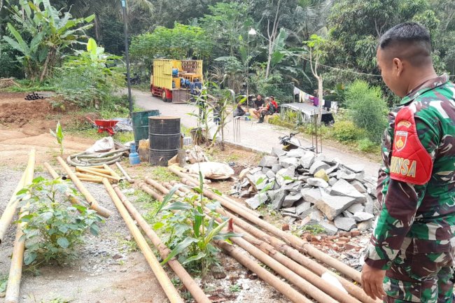 Danposramil Pagedongan Beserta Anggota Babinsa Dampingi Peralatan Sumur Bor