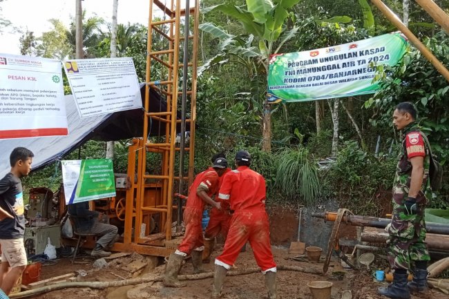 Babinsa Dampingi Pembuatan Sumur Bor Di Wilayah Binaan