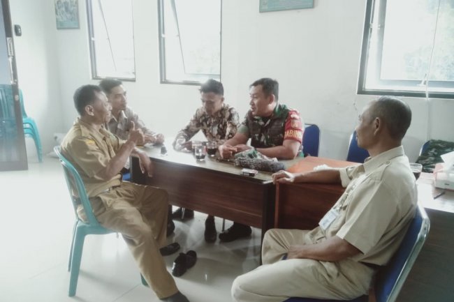 Mendekati Bulan Agustus, Babinsa Laksanakan Komsos di Wilayah Binaan