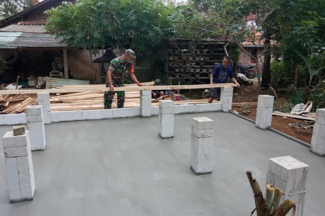 Tingkatkan Potensi Wilayah, Babinsa Kerja Bakti Pembuatan Kandang Kambing bersama Kelompok Ternak Pagedongan