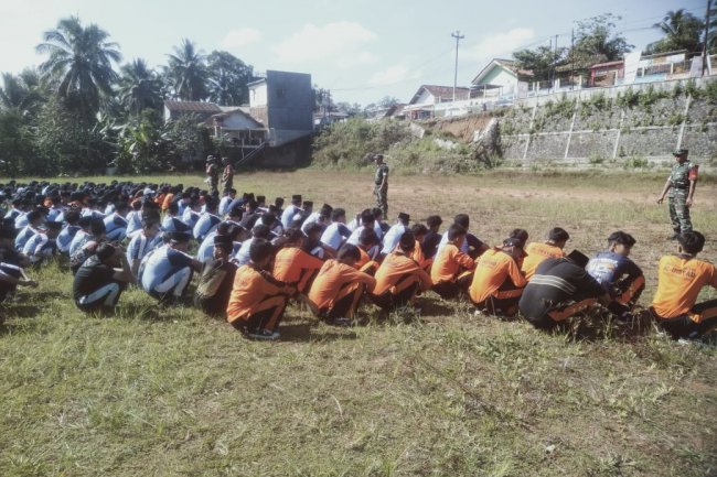 "MPLS SISWA BARU BABINSA BERIKAN WAWASAN KEBANGSAAN DAN PELATIHAN PBB"