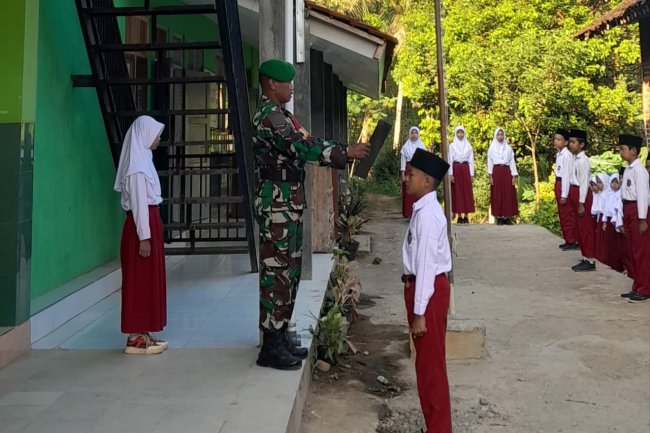 "TANAMKAN CINTA TANAH AIR, BABINSA JADI PEMBINA UPACARA"