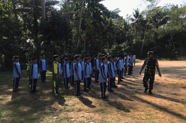 "TANAMKAN KEDISIPLINAN, BABINSA MELATIH PBB DISEKOLAH MTs ALHIDAYAH TWELAGIRI"