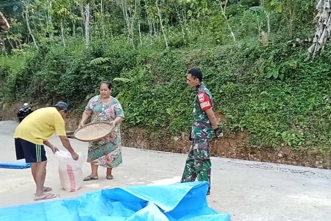 Babinsa Koramil 01 Posramil Pagedongan Jalin Komsos Dengan Warga Binaan