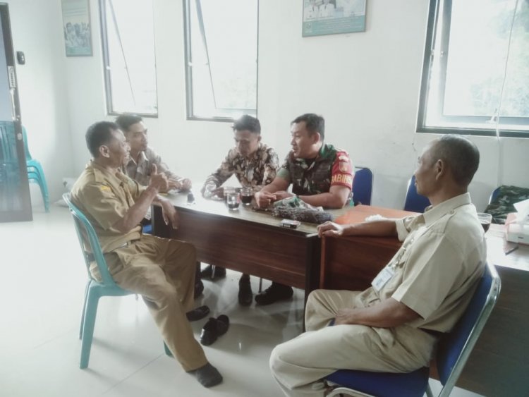 Mendekati Bulan Agustus, Babinsa Laksanakan Komsos di Wilayah Binaan