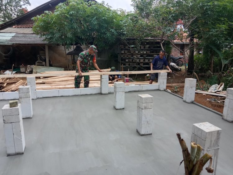 Tingkatkan Potensi Wilayah, Babinsa Kerja Bakti Pembuatan Kandang Kambing bersama Kelompok Ternak Pagedongan