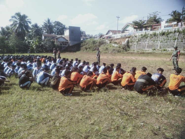 "MPLS SISWA BARU BABINSA BERIKAN WAWASAN KEBANGSAAN DAN PELATIHAN PBB"