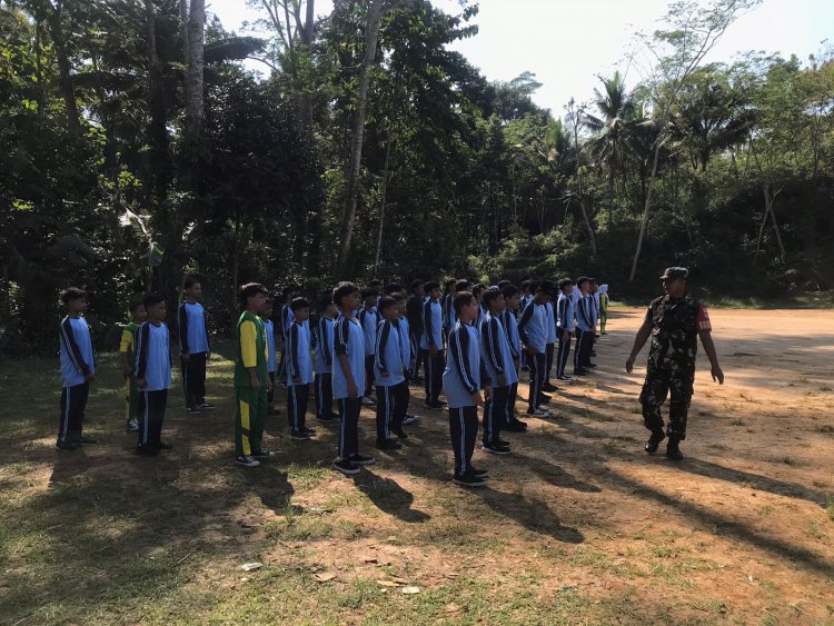 "TANAMKAN KEDISIPLINAN, BABINSA MELATIH PBB DISEKOLAH MTs ALHIDAYAH TWELAGIRI"