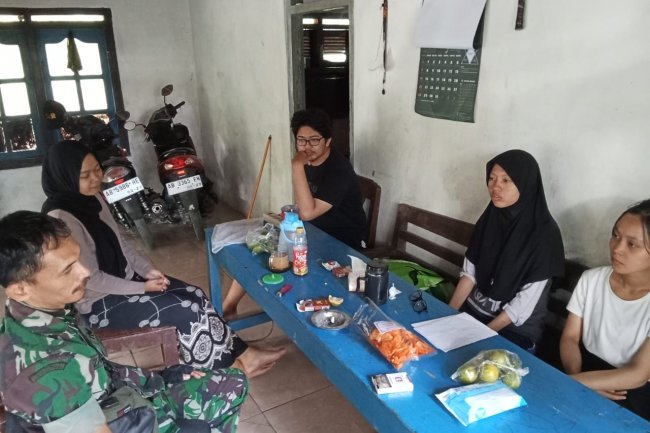 Guna Jalin Komunikasi Sosial Babinsa Sambangi Posko KKN Dari UNY Di Dusun Limbangan Desa Lebakwangi