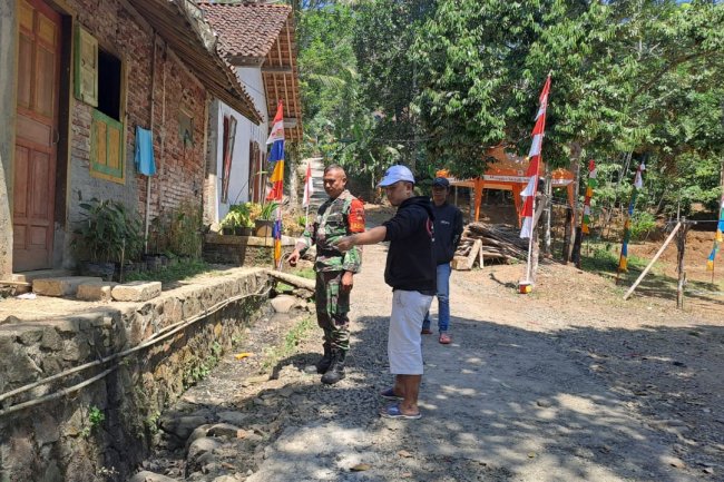 "BABINSA TERJUN LANGSUNG MELAKSANAKAN PENGECEKAN LOKASI KARYA BHAKTI"