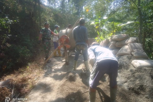 "BABINSA DUREN LAKSANAKAN KARYA BHAKTI DUKUNG PEMBANGUNAN JALAN RABAT BETON"